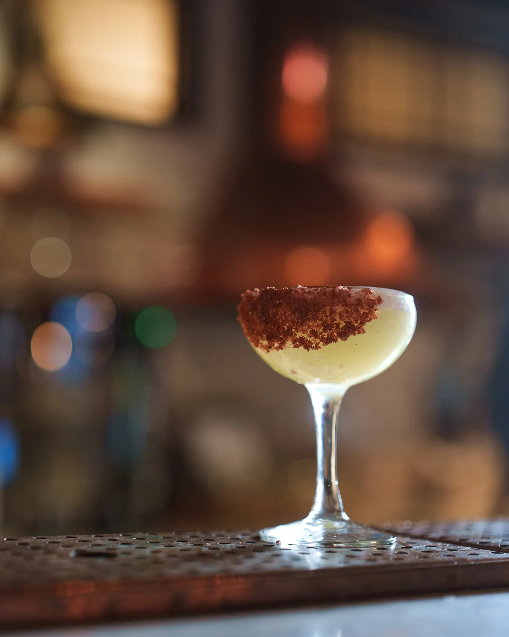 Färgglad drink serverad i glas med is och garnering